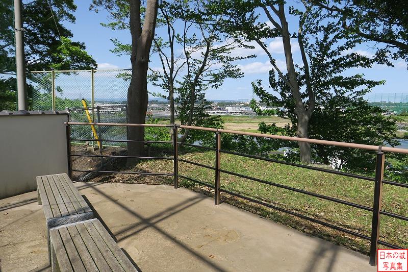 水戸城 二の丸 見晴台から那珂川方向を見る。ベンチも設置され景色を眺めながら一休みできる。