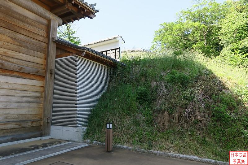 水戸城 大手門内側 大手門の内側、門の右手に接続する練塀。練塀は大手門と土塁の間の隙間を埋める役割を持っている。