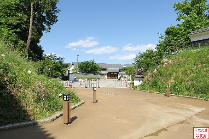 水戸城 大手門内側 大手門を入り突き当りを左に曲がる。左右の土塁に挟まれた道を進む。