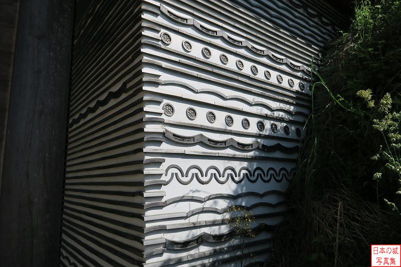 水戸城 大手門 練塀は瓦と漆喰を順に重ねて作られている。直線、波模様、丸…瓦で様々なパターンのデザインが施されている。