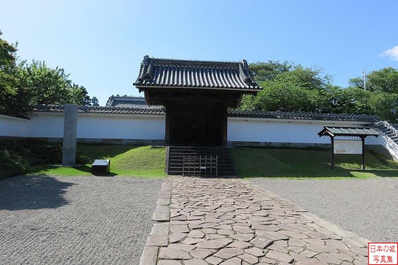 水戸城 弘道館 正門 弘道館の正門。天保12年(1841)に建てられたもの。弘道館の正式な門で用途が限定され、藩主の出入りや正式行事の際のみに使われた。現在はここを右に進み中に入っていく。