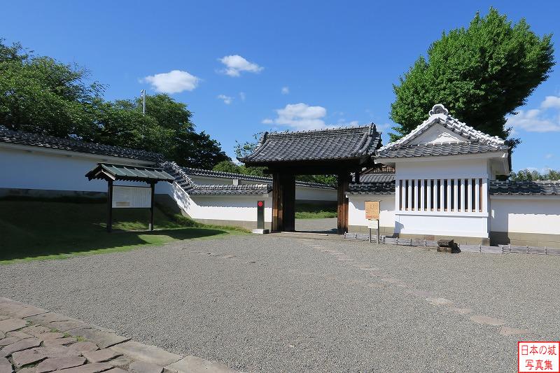 水戸城 弘道館 番所 右の建物は番所で、天保12年(1841)に建てられたもの。学生は番所横の通用門から出入りしていた。現在も弘道館にはこの通用門から入る。