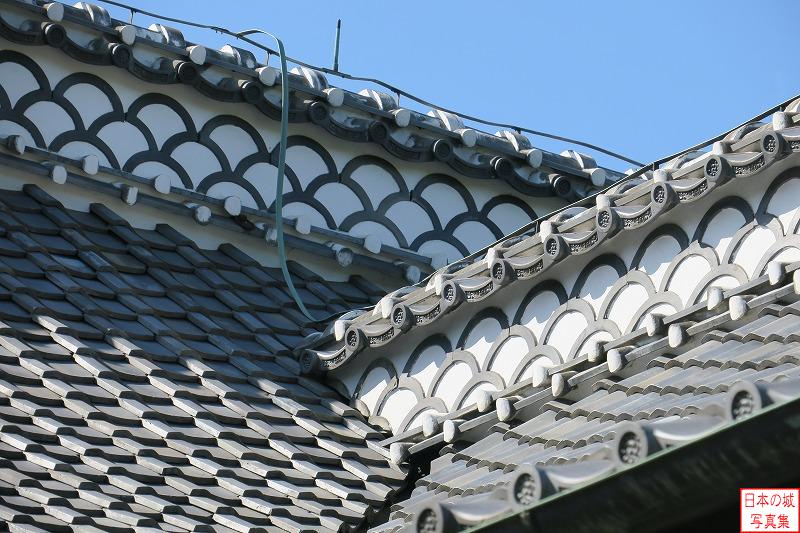 水戸城 弘道館 正庁 正庁の屋根。桟瓦葺きで、輪違瓦が組み込まれた大棟（屋根頂部の水平な棟）が大きいのはこの地方の特徴とのこと。