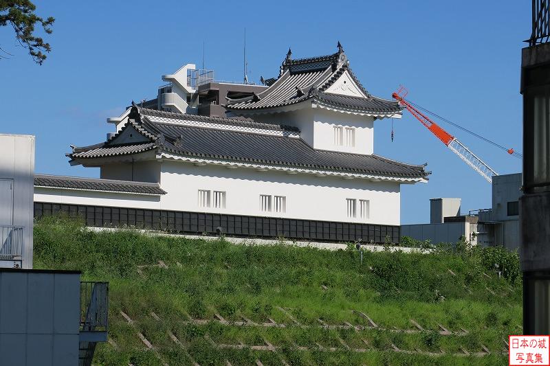 水戸城 二の丸角櫓 外観 ビルの合間から二の丸角櫓を西側から見る