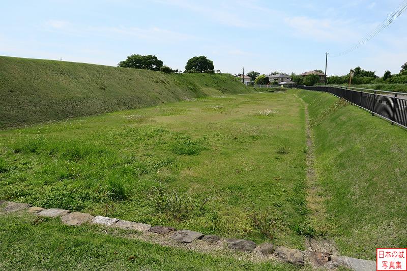 小田城 本丸北虎口 土橋から西方向を見る。本丸の北側の堀が見えるが、かつては障子堀と呼ばれる構造であった