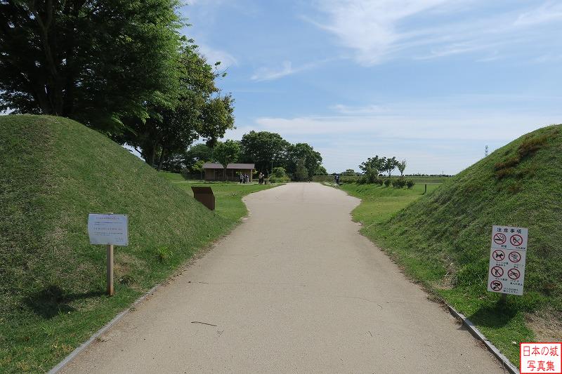 小田城 本丸北虎口 左右から土塁に挟まれたところには、かつての門の柱跡の可能性のある痕跡が発見されている