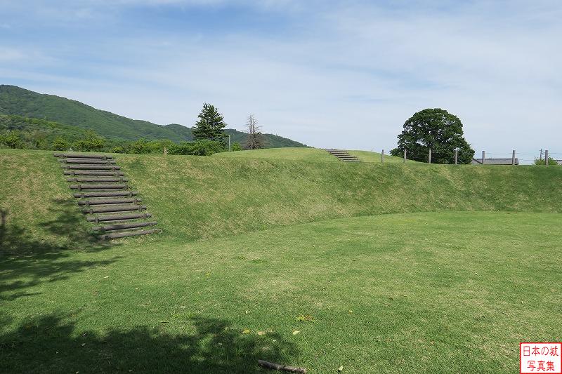小田城 本丸北西隅櫓台 本丸内から北西隅櫓跡方向を見る。土塁を登る階段が設置されている