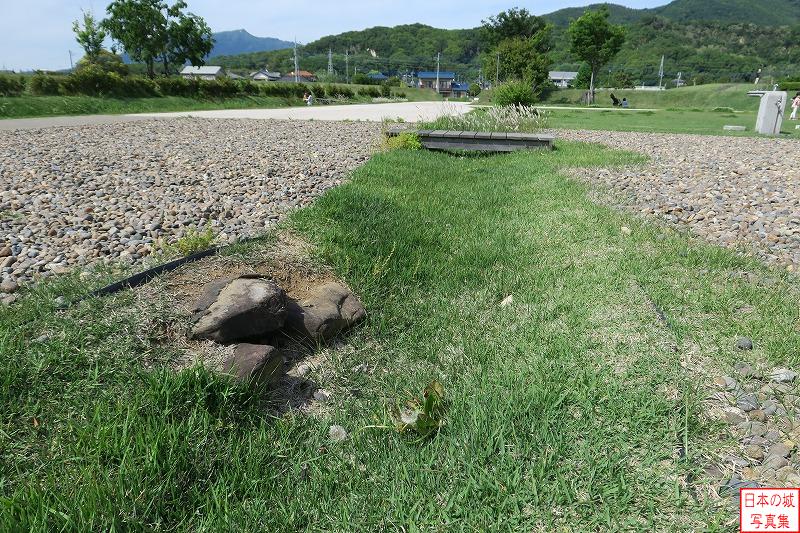 小田城 掘立柱建物跡・暗渠 大溝と東側の堀を間には暗渠が設けられ接続し水を通していた。黒雲母片岩の板石により20cm四方の管を作っていた