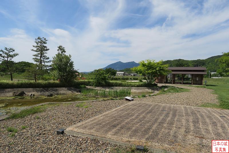 小田城 東池 東池と建物跡を望む。池の付近から建物跡や宴会で使われるかわらけが発見された。