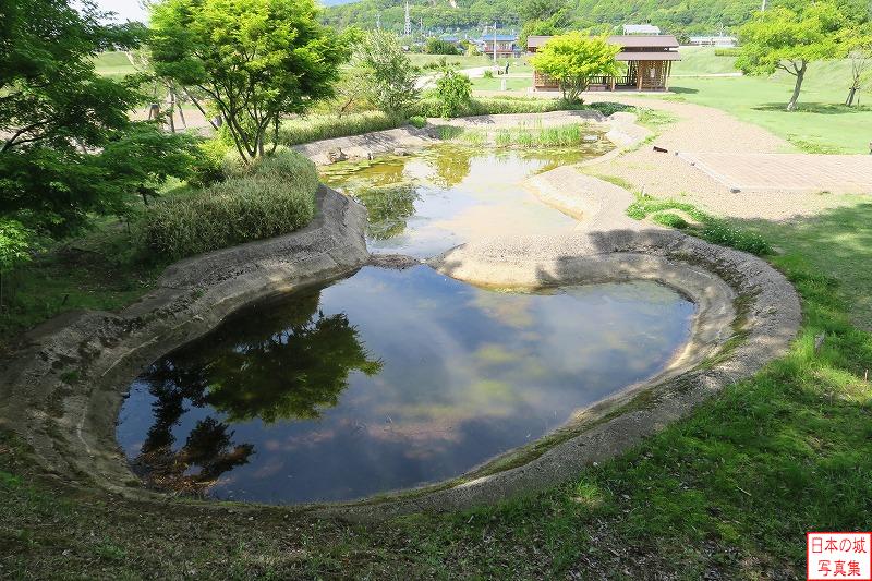 小田城 東池 本丸南東隅の涼台から東池を見下ろす。池はある時期で意図的に埋められていた形跡が見られる。城主が小田氏から佐竹氏に変わったタイミングとも想定される。