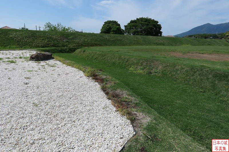 小田城 西池 西池の北側には大きな溝が見られ、溝の北側の建物域と池の間を隔てる。池の中から出土した庭石が展示されている