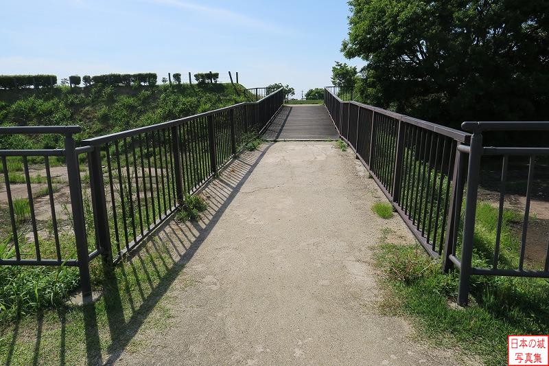小田城 本丸東虎口 本丸東虎口に架かる橋を見通す。虎口は三時期の変遷があり、改修ごとに位置が南に移動していった。