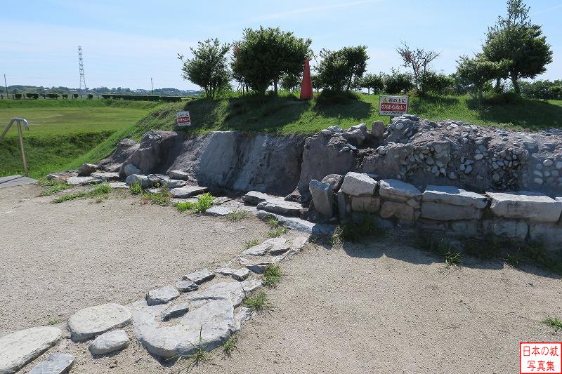 小田城 本丸南西虎口 本丸内から本丸南西虎口の右手を見る。発掘調査で発見された石垣の型を取り、レプリカ展示されている。
