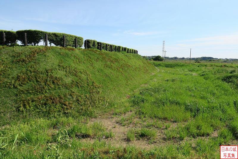 小田城 南西馬出 南西馬出の周囲は幅約10メートルの堀で隔てられている