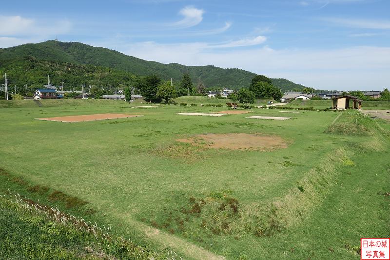 小田城 西池 西池の北側には建物域があり、建物跡が展示されている。礎石が一部から検出され、礎石建物群（城主の屋敷）が建っていたと考えられる。
