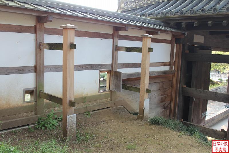 土浦城 本丸土塀 本丸土塀の櫓門脇には大筒狭間が設けられている。