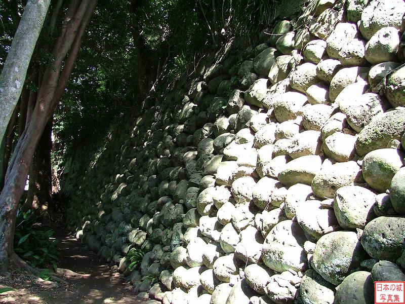 福江城 五島邸 本丸との間を隔てる石垣