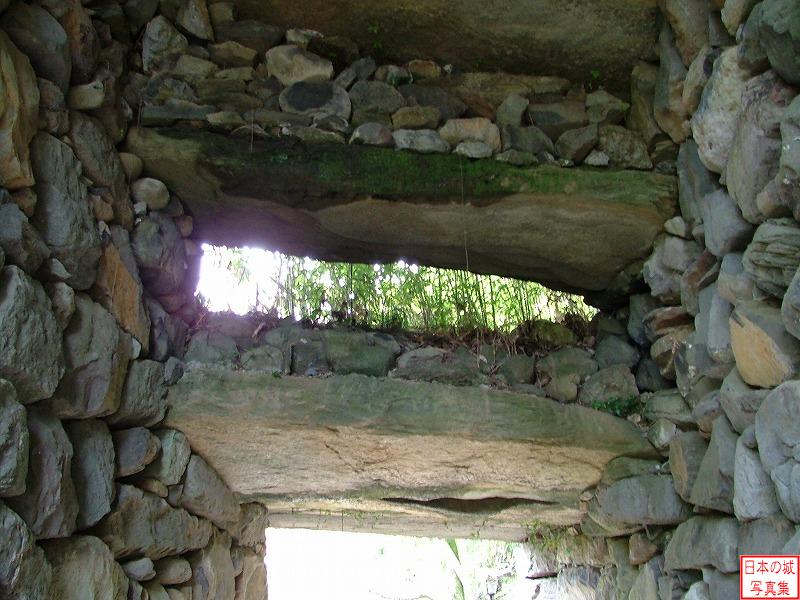 大村城 穴門 石垣上に石を渡してあり、往時は渡櫓が存在した。