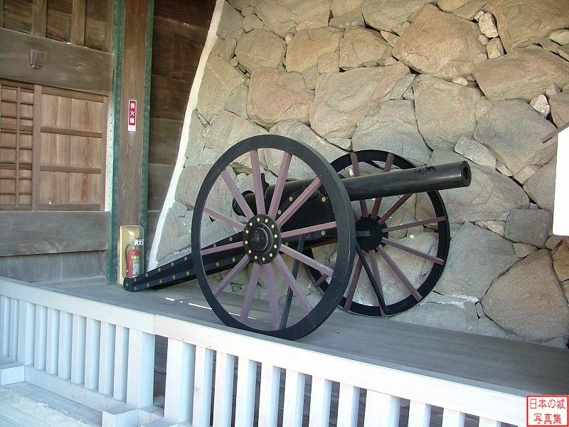 佐賀城 鯱の門 鯱の門下にあるアームストロング砲。佐賀藩の軍勢が戊辰戦争で使用した。