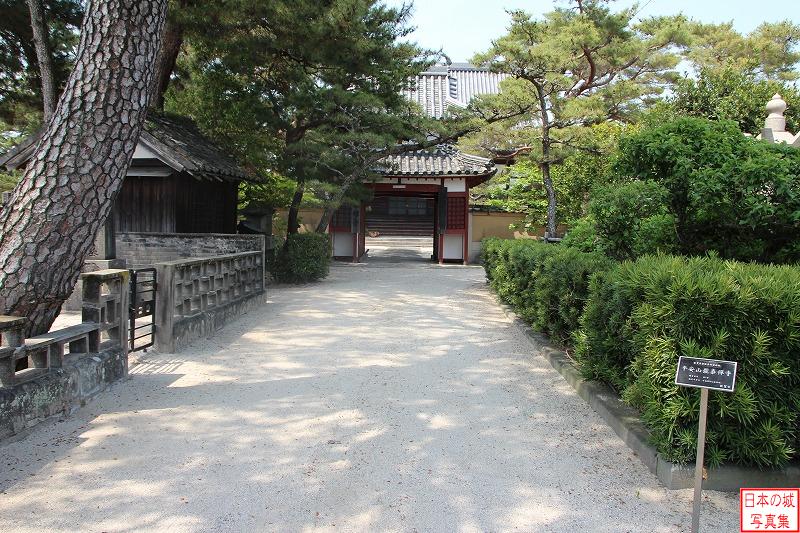 佐賀城 移築御殿（龍泰禅寺本堂・庫裏） 山門は城からの移築ではないが、明治元年に建てられた古いもの。