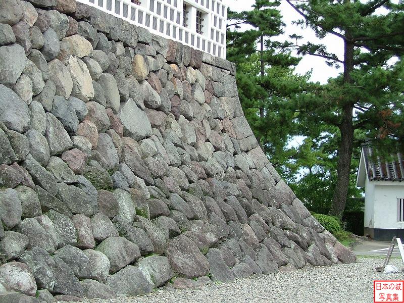 島原城 天守 天守台石垣。昭和38年に天守が再建された際に大きさが改められた。往時は約35メートル四方だったものが23.5メートル四方になった。