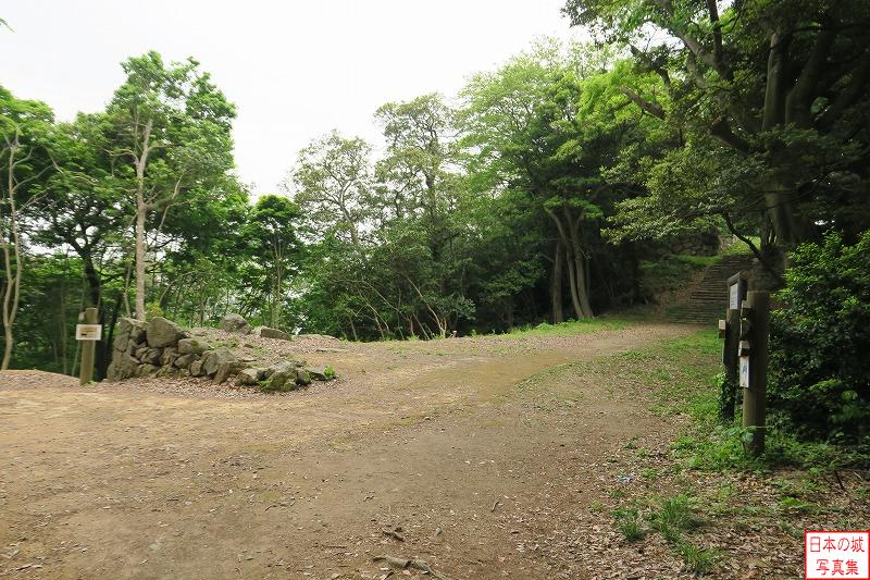 米子城 内膳丸（下段） 山頂への道を登ると本丸と内膳丸へ向かう分岐点があり、その付近には石積みがある。
