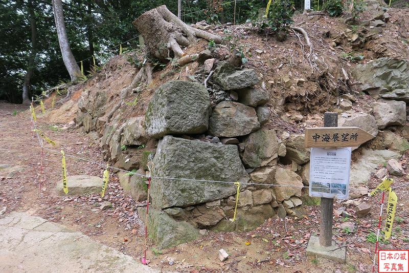米子城 登り石垣 隅石には大ぶりの石が用いられているが、算木積みとしては未完成。朝鮮出兵帰りの吉川広家が築いたものか。