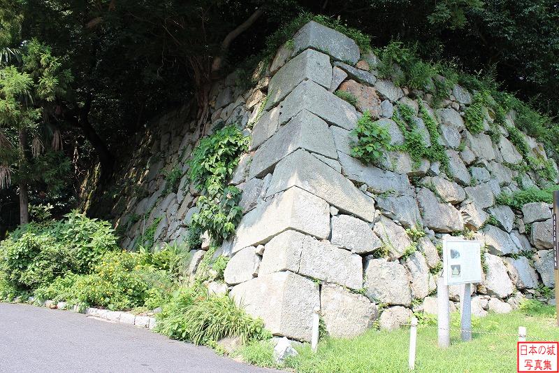 米子城 表中御門 表中御門跡の石垣。米子城山麓に残る二の丸表門・表中御門跡の石垣。非常に規模の大きな門があったことがわかる。