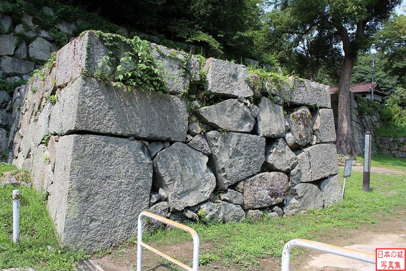 米子城 表中御門 表中御門前面の石垣は少し高さが低い。石垣上には塀が、石垣開口部には高麗門があったか。