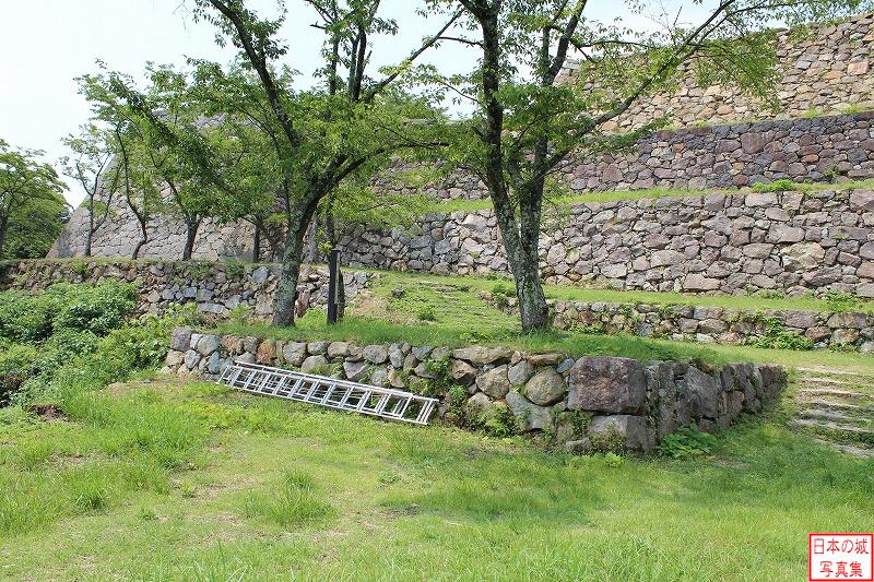 米子城 番所跡 番所跡からの眺め。石垣が何段にも重なり壮観。