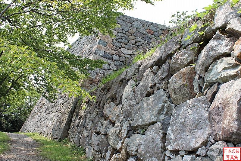 米子城 副天守台跡 番所跡付近から見る副天守台石垣。米子城には天守が二つあり、そのうちの一つはこの副天守台石垣上に建っていた。