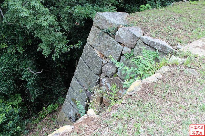 米子城 本丸南側虎口 本丸南側虎口付近の石垣を見下ろす