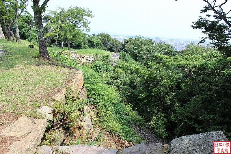 米子城 本丸南側虎口 本丸南側虎口付近の石垣を見下ろす