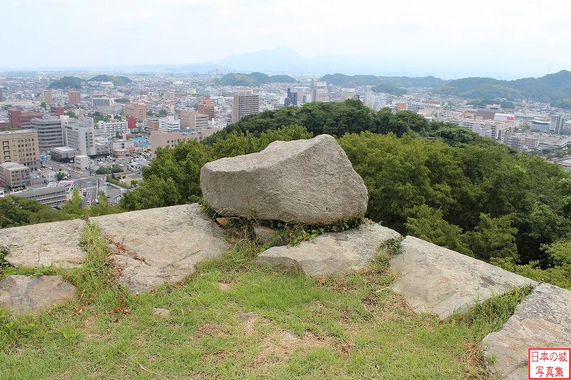 米子城 副天守台跡 副天守台上の隅には石が置かれている