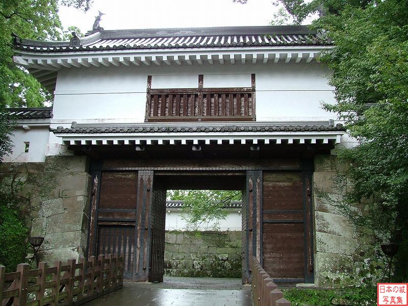 飫肥城 大手門 大手門。昭和五十三年に木造で復元されたもの。飫肥杉が使用されている。