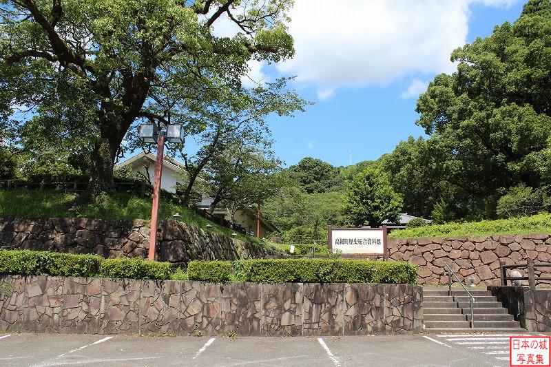 高鍋城 二の丸石垣 二の丸石垣。城の二の丸は舞鶴城公園として整備されている。高鍋城は舞鶴城とも呼ばれていたため、公園の名に採用された。