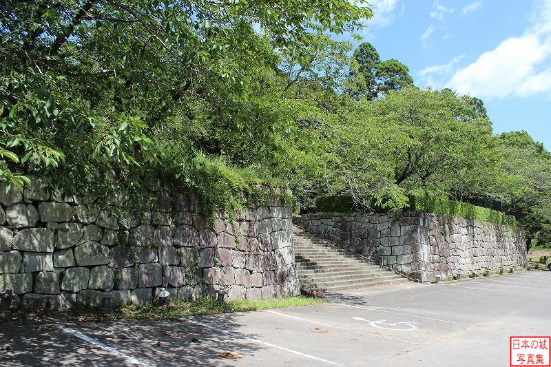 高鍋城 岩坂門跡 岩坂門跡。寛文十年(1670)に設けられた門で、二の丸の大手門。杉ノ本門とも呼ばれていた。