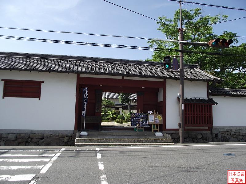 伊賀上野城 旧崇廣堂 旧崇廣堂表門。表門は創建当時の建物で、通用門として用いられた。
