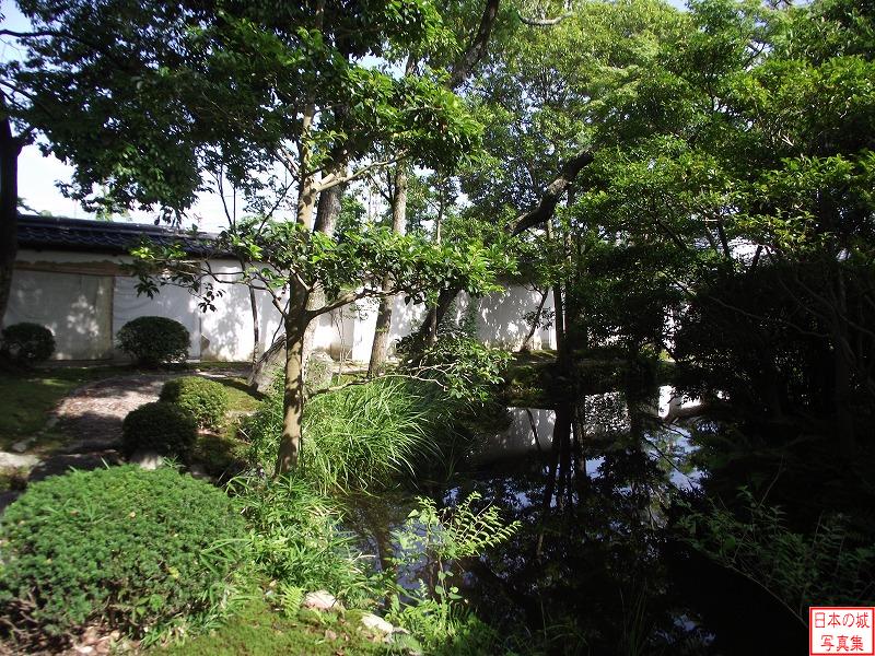 伊賀上野城 旧崇廣堂 庭のようす