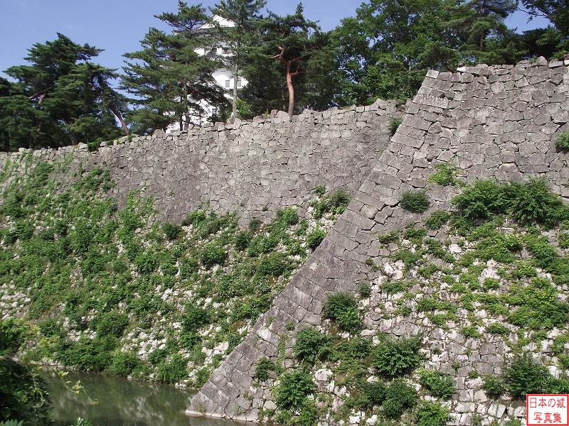 伊賀上野城 高石垣 堀の外から西側の高石垣