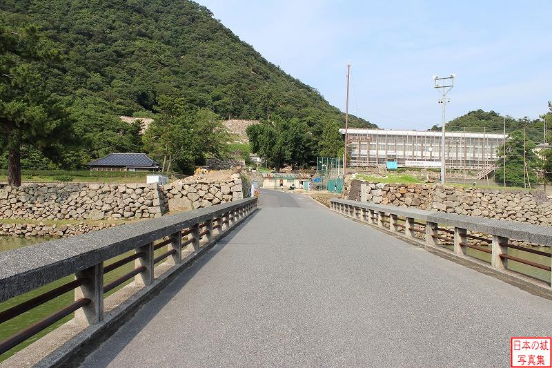 鳥取城 大手御門跡 大手御門跡に架かる橋。擬宝珠橋と呼ばれる。現在ここを入った場所に鳥取西高校が建てられている。
