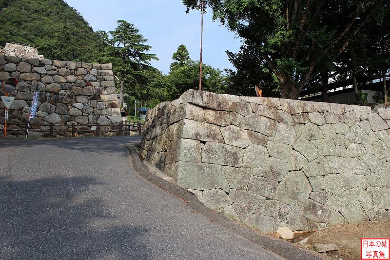 鳥取城 太鼓御門跡 太鼓御門跡のようす。太鼓御門は三の丸虎口で、時を刻む太鼓が設けられた門でもあった。石垣は享保五年(1720)の大火の際に焼けた跡が残る。