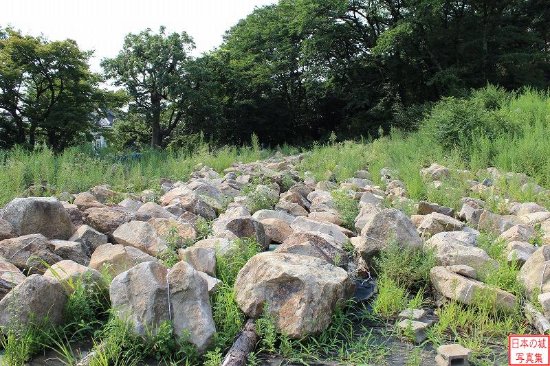 鳥取城 二の丸へ かつて石垣に用いられていた石か