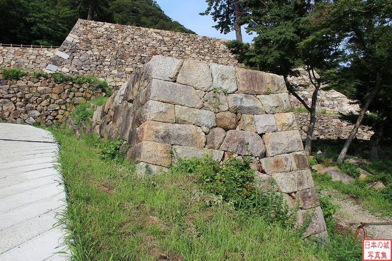 鳥取城 表御門跡へ 通路右手の石垣