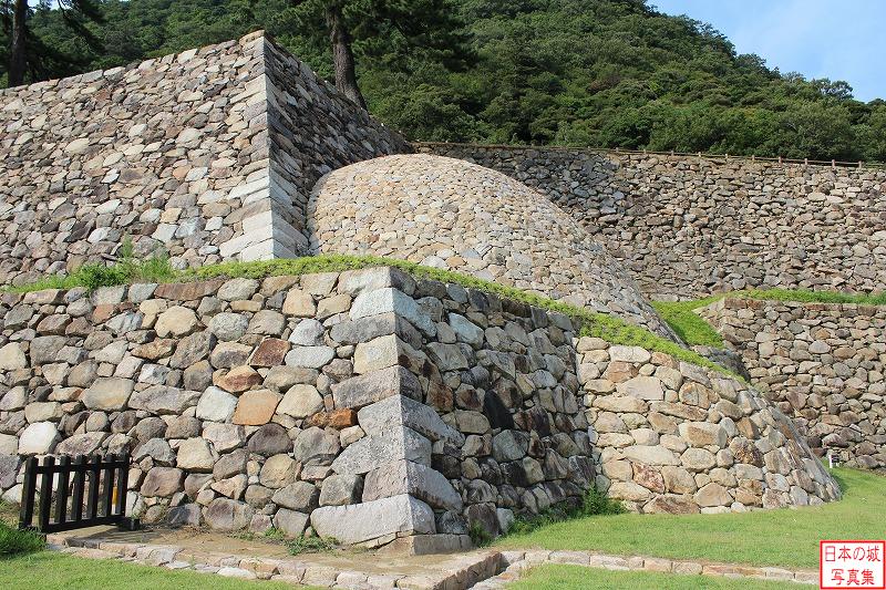 鳥取城 天球丸巻石垣 天球丸の巻石垣。非常に珍しい球状の石垣。崩れそうになった石垣を補強するためにこのような石垣が築かれた。