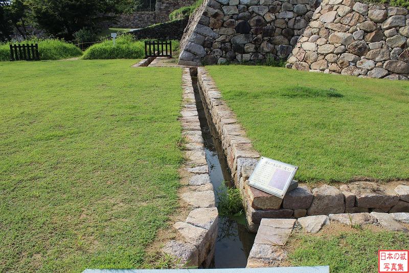 鳥取城 天球丸下の曲輪 天球丸下の曲輪には溝の水路が設けられている