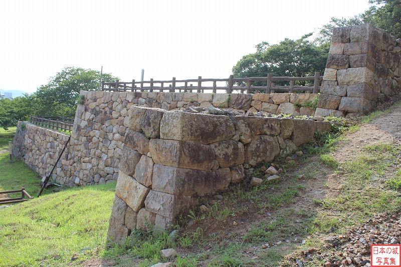 鳥取城 天球丸へ 振り返って二の丸石垣を見る