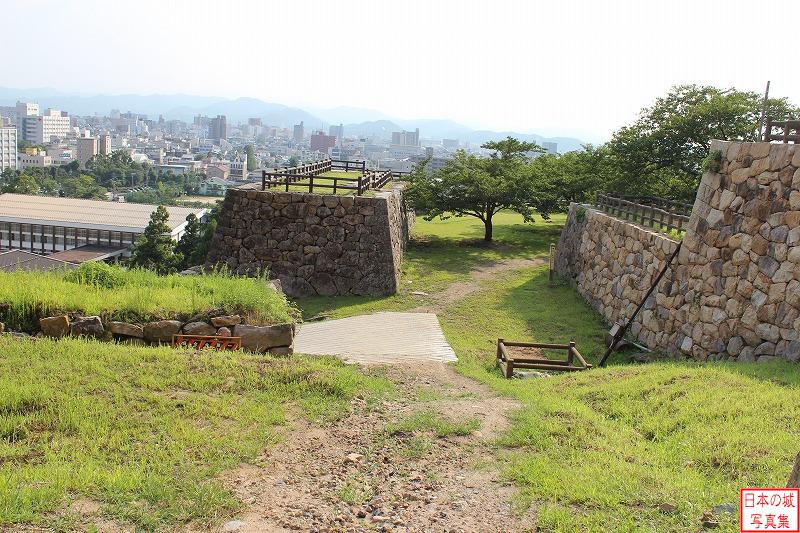 鳥取城 二の丸表御門跡 表御門跡を天球丸方向から見下ろす
