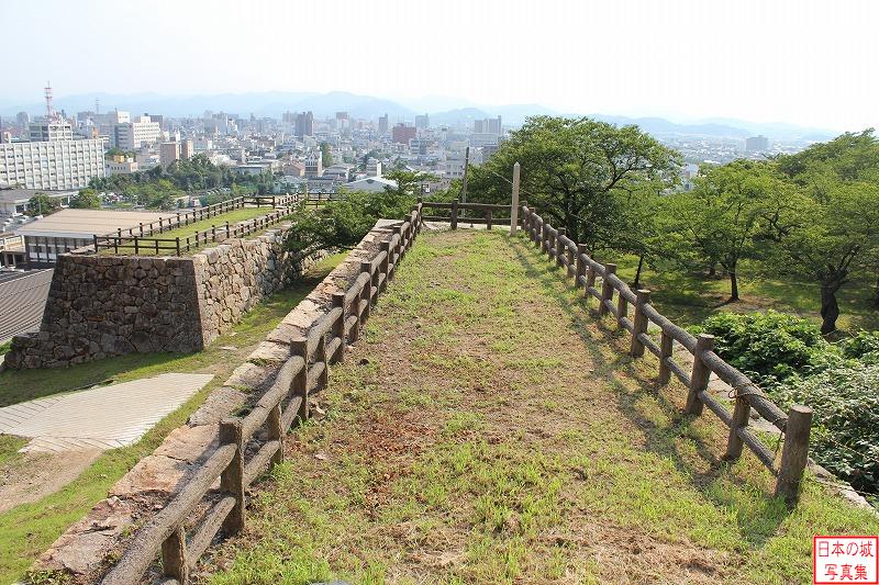 鳥取城 二の丸表御門跡 表御門跡石垣の上から。大菱櫓があった