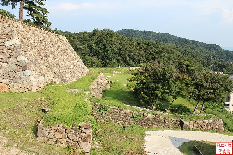 鳥取城 天球丸下の曲輪 大菱櫓跡の石垣上から天球丸下の曲輪を見る。犬走状になっている。